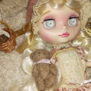 Blythe Doll Holding Toy